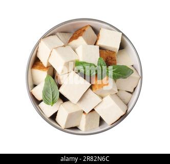 Bol de délicieux cubes de tofu fumé avec basilic isolé sur blanc, vue de dessus Banque D'Images