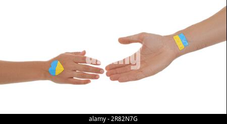 Homme et femme avec des drapeaux ukrainiens peints sur leurs mains sur fond blanc, gros plan Banque D'Images