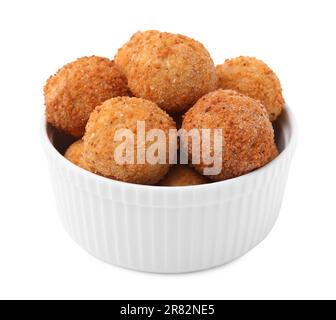 Bol avec de délicieuses boules de tofu frites sur fond blanc Banque D'Images