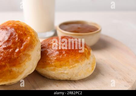 Scones d'eau sodée fraîchement cuits sur une table en bois, en gros plan. Espace pour le texte Banque D'Images