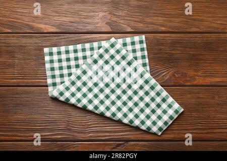 Nappe à carreaux vert sur la table en bois, vue du dessus Banque D'Images