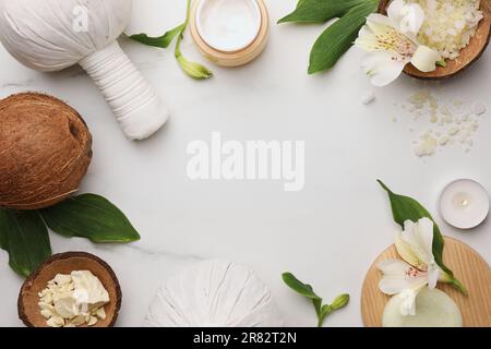 Cadre fait de différents produits cosmétiques sur une table en marbre blanc, plat et espace pour le texte. Composition du spa Banque D'Images