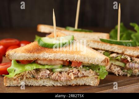Délicieux sandwiches avec thon et légumes sur bois, gros plan Banque D'Images