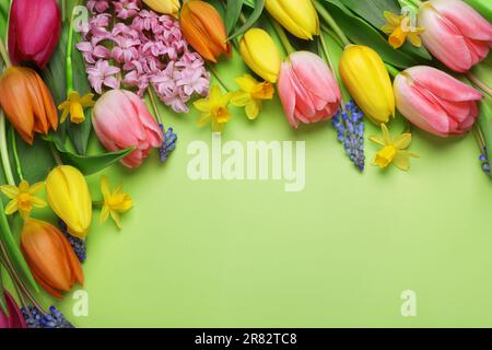 Belles fleurs différentes sur fond vert, plat. Espace pour le texte Banque D'Images