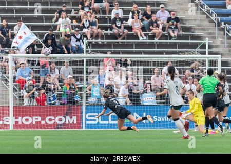 Bridgeview, États-Unis. 18th juin 2023. Chicago, États-Unis, 18 juin 2023: ARIN Wright (3 étoiles rouges de Chicago) tombe blessé pendant le match de football de la NWSL entre les étoiles rouges de Chicago et le FC Portland Thorns le dimanche 18 juin au stade de Seat Geek, Bridgeview, États-Unis. (AUCUNE UTILISATION COMMERCIALE). (Shaina Benhiyoun/SPP) crédit: SPP Sport presse photo. /Alamy Live News Banque D'Images