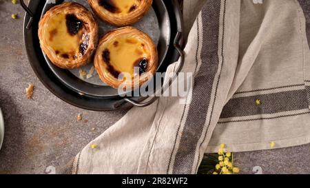 Tartes aux œufs, dessert portugais traditionnel, pastel de nata sur une assiette. Banque D'Images