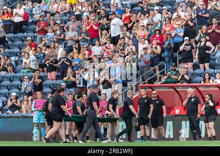 Bridgeview, États-Unis. 18th juin 2023. Chicago, Etats-Unis, 18 juin 2023: ARIN Wright (3 étoiles rouges de Chicago) est effectué sur le terrain pendant le match de football de la NWSL entre les étoiles rouges de Chicago et le FC Portland Thorns le dimanche 18 juin au stade de Seat Geek, Bridgeview, Etats-Unis. (AUCUNE UTILISATION COMMERCIALE). (Shaina Benhiyoun/SPP) crédit: SPP Sport presse photo. /Alamy Live News Banque D'Images