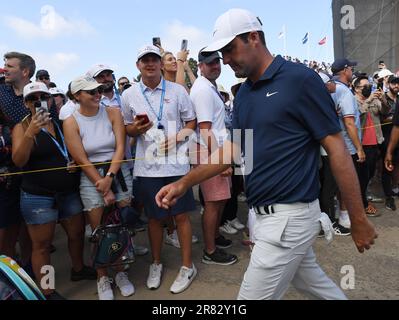 Los Angeles, États-Unis. 18th juin 2023. Scottie Scheffler passe devant les spectateurs lors de la dernière ronde des 2023 États-Unis Open Golf Championship au Los Angeles Country Club de Los Angeles, Californie, dimanche, 18 juin 2023. Photo de Mike Goulding/UPI crédit: UPI/Alay Live News Banque D'Images