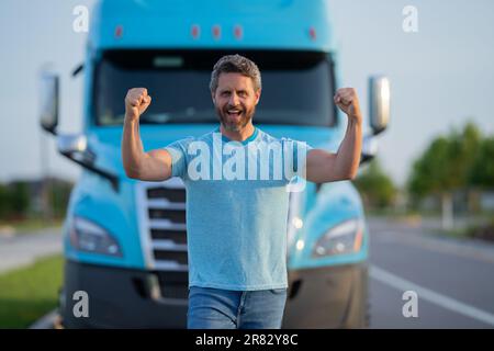 Conducteur homme près d'un camion. Homme propriétaire camion . Propriétaire sérieux d'un camion d'âge moyen. Véhicules de l'industrie du transport. Beau conducteur Banque D'Images