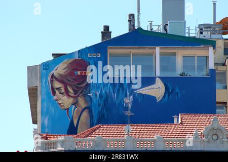 Une grande murale peinte sur un mur d'extrémité de l'Hôtel Ciudad de Vigo, Espagne par l'artiste espagnol Grafitti Isaac Mahow, avril 2023. Banque D'Images