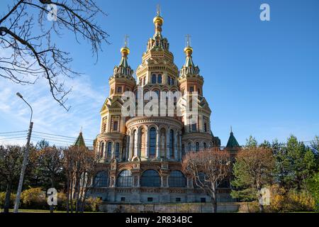 Cathédrale Pierre et Paul à New Peterhof le jour d'octobre. À proximité de St. Petersbourg, Russie Banque D'Images