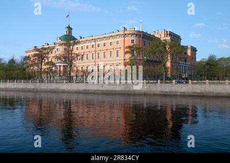 Vue sur le château de l'ancien ingénieur depuis le remblai de la rivière Fontanka, le matin ensoleillé de mai. Saint-Pétersbourg, Russie Banque D'Images