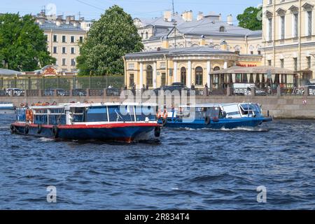 SAINT-PÉTERSBOURG, RUSSIE - 26 MAI 2023 : deux bateaux touristiques de plaisance sur la rivière Fontanka le jour ensoleillé de mai Banque D'Images