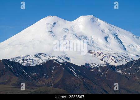 Mont Elbrus en gros plan le matin ensoleillé de juin. Kabardino-Balkaria, Russie Banque D'Images