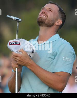 Los Angeles, États-Unis. 18th juin 2023. Wyndham Clark cherche sur le vert 18th après avoir remporté les 2023 États-Unis Open Golf Championship au Los Angeles Country Club de Los Angeles, Californie, dimanche, 18 juin 2023. La victoire est le premier grand championnat de Clark et il a tiré 64, 67, 69 et 70 pour un 10-under-par 270. Photo de Mike Goulding/UPI crédit: UPI/Alay Live News Banque D'Images