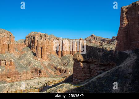 Magnifique paysage de forme typique à Binggou Danxia Scenic Area, Zhangye, Gansu, Chine. Le chemin à travers les montagnes Banque D'Images