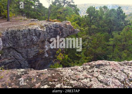 Quelques-unes des falaises, falaises, vues pittoresques, à Pedestal Rocks, Pelsor, Sand Gap, Witts Springs, Arkansas, Ozark-St Francis National Forest Banque D'Images