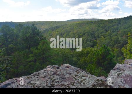 Quelques-unes des falaises, falaises, vues pittoresques, à Pedestal Rocks, Pelsor, Sand Gap, Witts Springs, Arkansas, Ozark-St Francis National Forest Banque D'Images