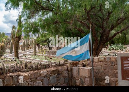 Drapeau argentin sur les ruines de Pucara de Tilcara pré-inca - Tilcara, Jujuy, Argentine Banque D'Images