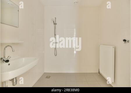 une salle de bains avec sol carrelé blanc et des mélangeurs de douche muraux dans le coin de la baignoire est à côté du lavabo Banque D'Images