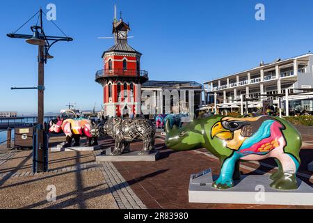 Les Rhinos arrivent ! Exposition au quartier de la Tour de l'horloge dans le front de mer de V&A - Cape Town, Afrique du Sud Banque D'Images