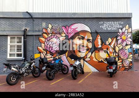 Fresque d'art - 'Auntie, Tietie, Mummy' - par l'artiste visuelle Nardstar dans le V&A Waterfront - Cape Town, Afrique du Sud Banque D'Images