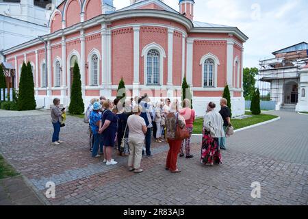 Kolomna, Russie - 30 mai 2023: Un groupe de touristes sur le territoire du Kremlin de Kolomna Banque D'Images