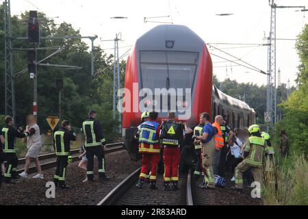 Berlin, Allemagne. 18th juin 2023. Les gens sont évacués d'un train. Un train express régional s'est arrêté dimanche soir sur une voie ouverte dans le quartier de Wuhlheide à Berlin en raison d'un dysfonctionnement du véhicule. Le train a dû être évacué et ensuite remorqué. Crédit : John Boutin/dpa/Alamy Live News Banque D'Images