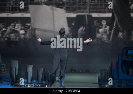 Le chanteur italien Tiziano Ferro joue en direct sur scène au stade San Siro pour la deuxième date italienne de la tournée TZN 2023. Milan (Italie), on 18 juin, 202 Banque D'Images