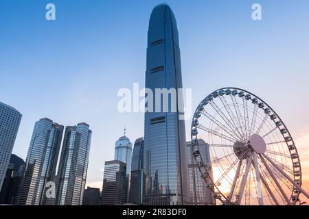 Les gratte-ciel de Hong Kong, la tour Victoria et la grande roue sont sous un ciel coloré Banque D'Images