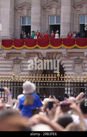 Les foules regardent la famille royale sur le balcon (de gauche à droite), le vice-amiral Timothy Laurence, la princesse Anne la princesse royale, le prince George, le prince Louis, Catherine la princesse de Galles, la princesse Charlotte, le prince William le prince de Galles, le roi Charles III, la reine Camilla, le prince Edward le duc d'Édimbourg, Sophie la comtesse de Wessex, duc de Kent, et la duchesse de Gloucester et duc de Gloucester au Trooping de la couleur. Trooping la couleur marque traditionnellement l'anniversaire officiel du souverain et 1 400 soldats, 200 chevaux et 400 musiciens défilent pour le roi Charles III, à la veille Banque D'Images