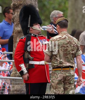 Londres, Royaume-Uni. 17th juin 2023. Un guardsman reçoit une boisson d'eau pendant la parade au Trooping de la couleur. Le Trooping la couleur marque traditionnellement l'anniversaire officiel du souverain et 1 400 soldats, 200 chevaux et 400 musiciens défilent pour le roi Charles III, l'événement se terminant par un flicast de la RAF comme la famille royale d'observation depuis le balcon de Buckingham Palace. Crédit : Paul Marriott/Alay Live News Banque D'Images