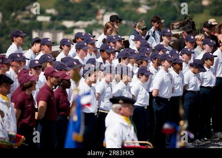 Briançon, France. 18th juin 2023. Les jeunes volontaires du Service civique national se sont alignés pour la commémoration, la France sur 18 juin 2023. Les jeunes volontaires de la SNU (Service National universel) pour un stage à Ancelle dans les Hautes-Alpes participent à la cérémonie de commémoration du 83rd anniversaire de l'appel de 18 juin 1940 à Briançon. Photo par Thibaut Durand/ABACAPRESS.COM crédit: Abaca Press/Alay Live News Banque D'Images