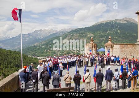 Briançon, France. 18th juin 2023. Le maire Arnaud Murgia de Briançon prononce son discours, France, sur 18 juin 2023. Les jeunes volontaires de la SNU (Service National universel) pour un stage à Ancelle dans les Hautes-Alpes participent à la cérémonie de commémoration du 83rd anniversaire de l'appel de 18 juin 1940 à Briançon. Photo par Thibaut Durand/ABACAPRESS.COM crédit: Abaca Press/Alay Live News Banque D'Images