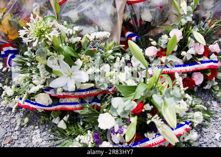 Briançon, France. 18th juin 2023. Couronnes de fleurs, France sur 18 juin 2023. Les jeunes volontaires de la SNU (Service National universel) pour un stage à Ancelle dans les Hautes-Alpes participent à la cérémonie de commémoration du 83rd anniversaire de l'appel de 18 juin 1940 à Briançon. Photo par Thibaut Durand/ABACAPRESS.COM crédit: Abaca Press/Alay Live News Banque D'Images