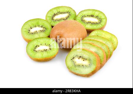 Kiwi émincé mûr isolé sur fond blanc Banque D'Images