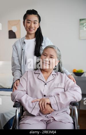 Portrait de fille adulte souriante prenant soin de mère âgée Banque D'Images