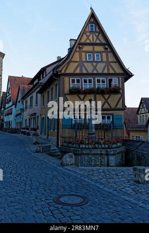 Ploenlein avec Kobolzeller Steige et Spitalgasse. Le Ploenlein avec le Sieberstor et le Kobolzeller Tor, Rothenburg ob der Tauber. Rothenburg Banque D'Images