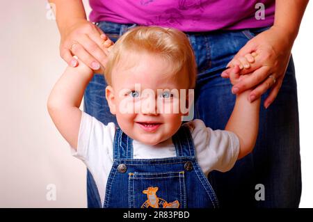 Le petit garçon apprend à marcher Banque D'Images