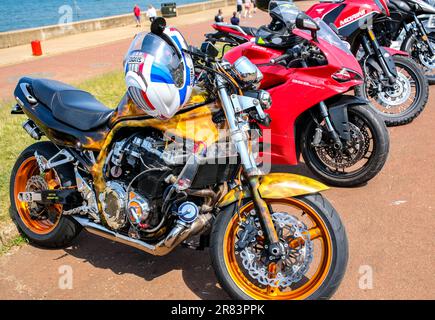 Suzuki Bandit s'est garé à côté d'une moto Ducati garée sur le front de mer de Hunstanton sur la côte nord de Norfolk Banque D'Images