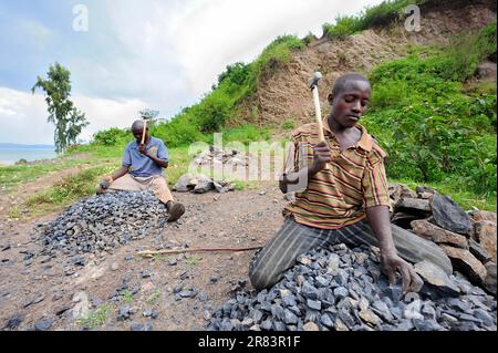 Des hommes écrasent la pierre comme surface de route, près de Bukavu, Sud-Kivu, République démocratique du Congo Banque D'Images