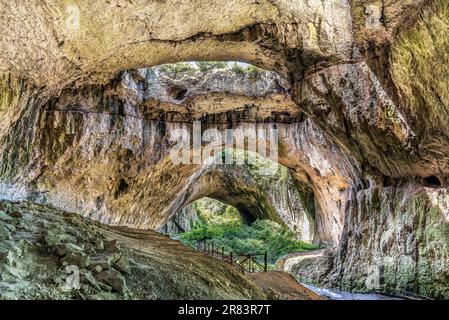 Vue panoramique du paysage extraterrestre de l'intérieur de la grotte Devetashka en Bulgarie Banque D'Images