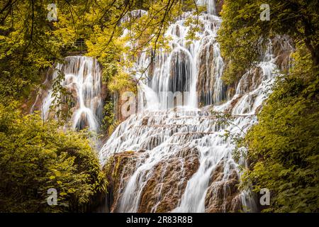 Vue panoramique de la cascade de Krushuna dans le parc national de Krushuna en Bulgarie Banque D'Images