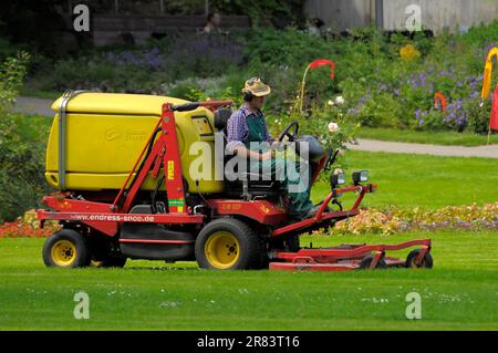 Floraison baroque à Ludwigsburg, grande tondeuse à gazon dans le parc, roseraie à Oberderdingen Banque D'Images