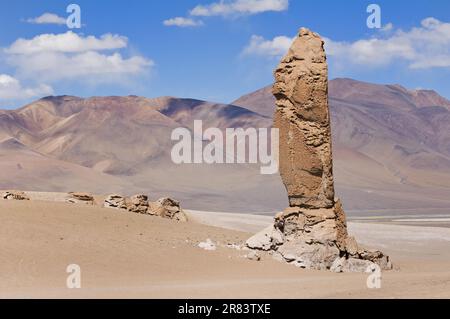 Formation de pierres Monjes de la Pacana, Réserve nationale de Los Flamencos, désert d'Atacama, région d'Antofagasto, Chili, Pacana Monk, Piliers en pierre Banque D'Images