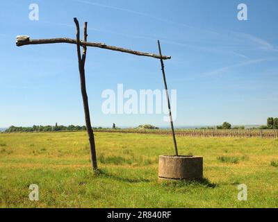 Puits typique (puits de Puszta) près de Podersdorf sur le lac Neusiedl Seewinkel dans le Burgenland en Autriche Banque D'Images