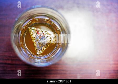 préparez le thé aux fruits dans un sac en verre transparent. mise à plat Banque D'Images