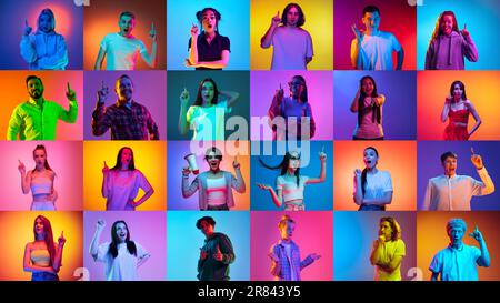 Collage réalisé de portraits de différents hommes et femmes, en levant le doigt sur un fond multicolore avec une lumière de néon. Idées Banque D'Images