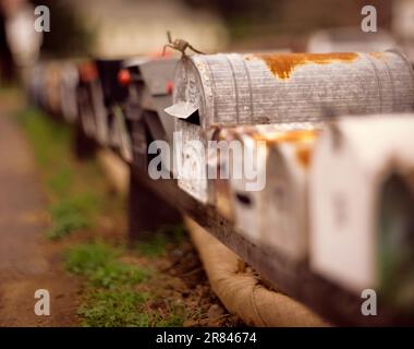 Une longue rangée de boîtes aux lettres bordent une route rurale en Californie. Banque D'Images