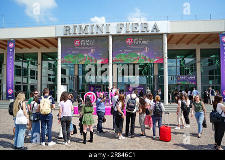 Rimini, Italie - 15 juin 2023 : entrée principale des pavillons de Rimini Fiera, pendant que nous faisons l'avenir. Banque D'Images